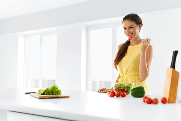 Comida orgânica. Mulher a comer salada de legumes. Estilo de vida saudável, Dieta, Nutrição . — Fotografia de Stock