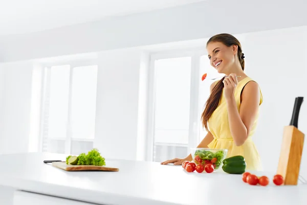 Organic Food. Woman Eating Vegetable Salad. Healthy Lifestyle, Diet, Nutrition. — Stok fotoğraf