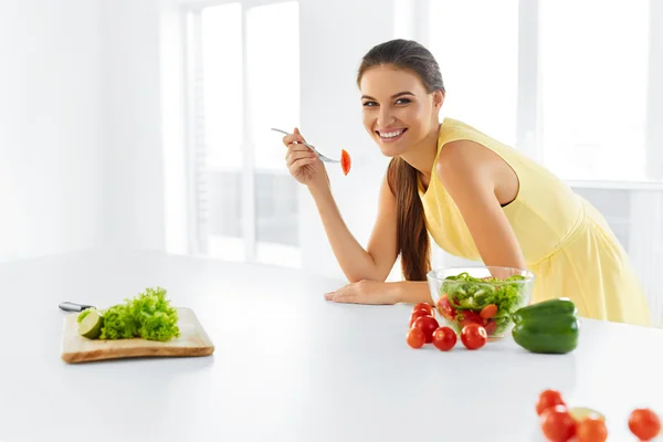 Dieta Saudável. Mulher a comer salada vegetariana. Alimentação saudável, Alimentos, Estilo de vida — Fotografia de Stock