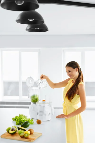 Healthy Food. Green Juice. Woman Preparing Smoothie. Detox Diet. Vegetarian — Stockfoto