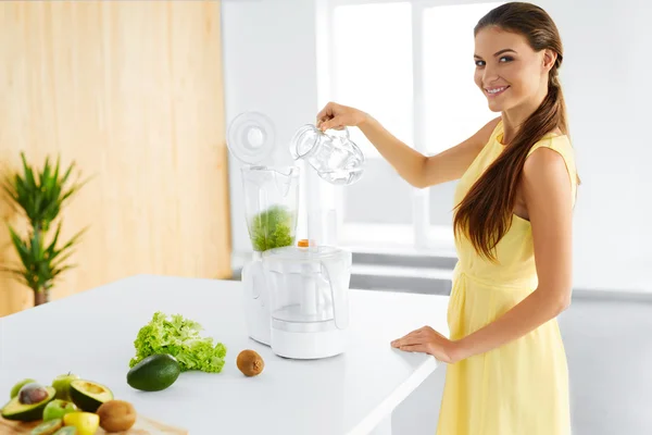 Healthy Eating. Vegetarian Woman Preparing Green Detox Juice. Diet, Food — Stock fotografie