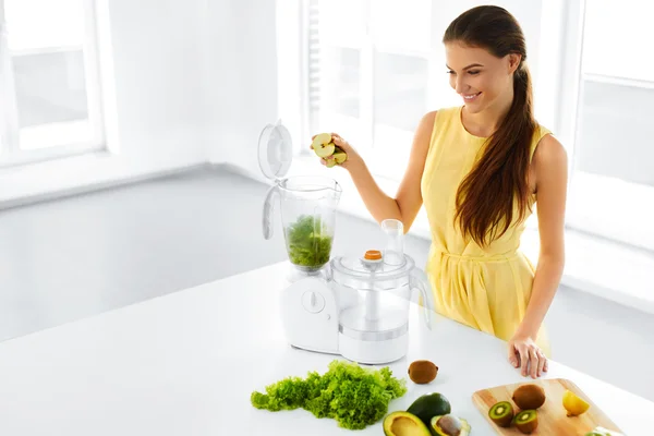 Healthy Lifestyle. Happy Vegetarian Woman Making Detox Smoothie. Diet Concept — Stock Photo, Image