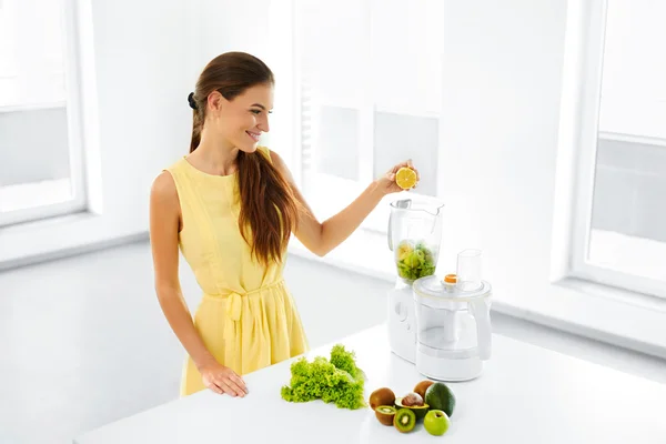 Healthy Lifestyle. Happy Vegetarian Woman Making Detox Smoothie. Diet Concept — 스톡 사진