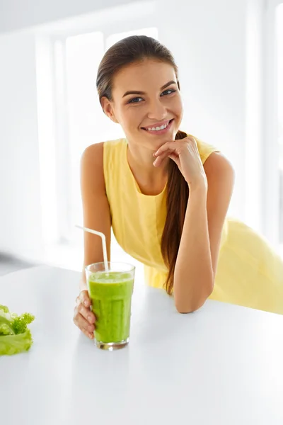 Donna sana che beve succo di disintossicazione verde. Stile di vita, Cibo, Bevande, Dieta — Foto Stock