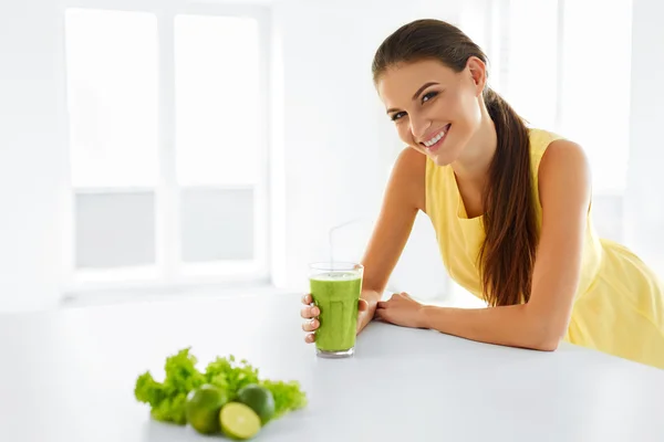 Refeição saudável. Mulher a beber Smoothie Detox. Estilo de vida, comida. Suco de bebida . — Fotografia de Stock