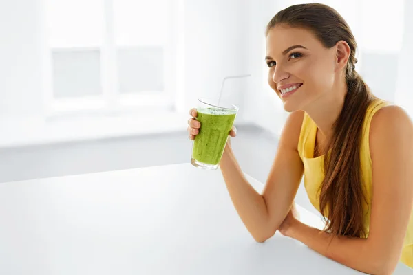Healthy Lifestyle. Woman Drinking Detox Juice. Diet, Eating. Vegetarian Food. — Zdjęcie stockowe