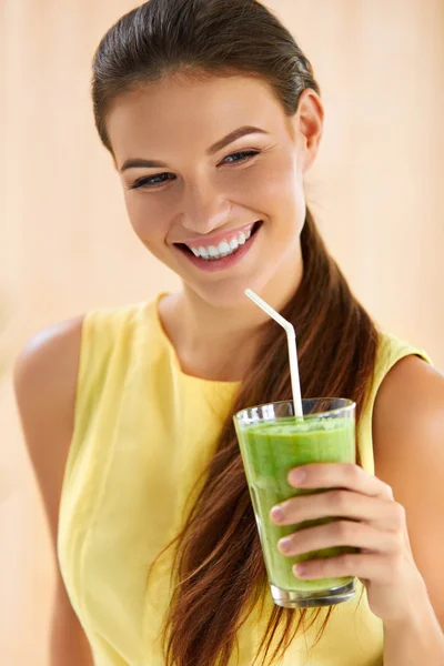 Comida saludable, Comer. Mujer bebiendo jugo de desintoxicación. Estilo de vida, Bebida dietética . —  Fotos de Stock