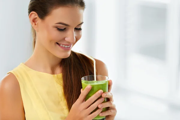 Comida saludable, Comer. Mujer bebiendo jugo de desintoxicación. Estilo de vida, Bebida dietética . — Foto de Stock