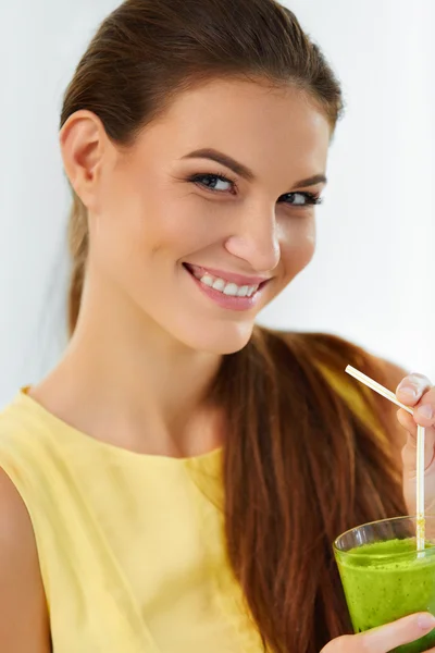 健康に良い食べ物を食べるします。女性を飲んでデトックス ジュース。ライフ スタイル、ダイエット飲料. — ストック写真
