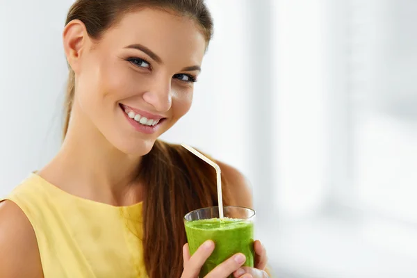 Hälsosam mat, äta. Kvinnan dricka Detox Juice. Livsstil, Diet dryck. — Stockfoto