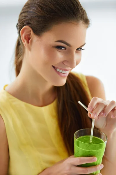 Healthy Organic Food. Happy Beautiful Smiling Woman Drinking Green Detox Vegetable Smoothie. Healthy Lifestyle, Meal And Eating. Drink Juice. Diet, Health And Beauty Concept. Nutrition — Stock Fotó