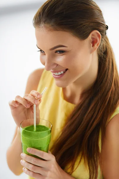 Dieta Saudável. Mulher a beber sumo de desintoxicação verde. Estilo de vida. Bebidas Nutricionais — Fotografia de Stock