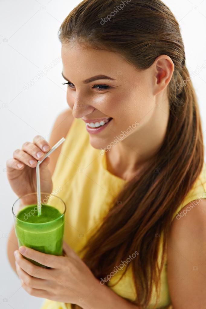 Healthy Organic Food. Happy Beautiful Smiling Woman Drinking Green Detox Vegetable Smoothie. Healthy Lifestyle, Meal And Eating. Drink Juice. Diet, Health And Beauty Concept. Nutrition