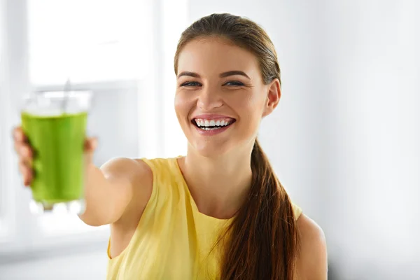 Nutrição. Mulher Alimentar Saudável. Suco de desintoxicação. Estilo de vida, Dieta de Bebida Vegetariana . — Fotografia de Stock