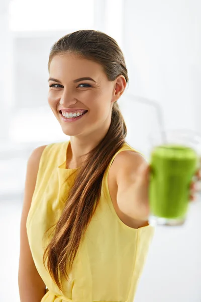 Nutrição. Mulher Alimentar Saudável. Suco de desintoxicação. Estilo de vida, Dieta de Bebida Vegetariana . — Fotografia de Stock