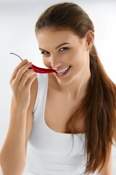 Comida saludable. Mujer sonriente sosteniendo chile rojo. Estilo de vida, Dieta . —  Fotos de Stock