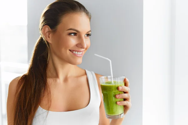 Diet. Healthy Eating Woman Drinking Juice. Lifestyle, Food. Nutrition Drinks. — Stock Photo, Image