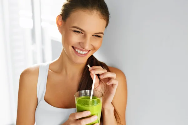 Dieta. Mujer que come sano bebiendo jugo. Estilo de vida, Comida. Bebidas nutricionales . — Foto de Stock