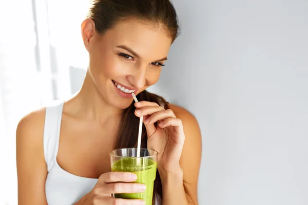 Dieta. Mulher Alimentadora Saudável Bebendo Suco. Estilo de vida, comida. Bebidas Nutricionais . — Fotografia de Stock