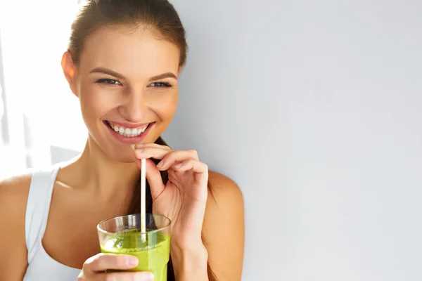 Hälsosam mat att äta. Kvinnan dricka Smoothie. Diet. Livsstil. Nutrition Drink — Stockfoto