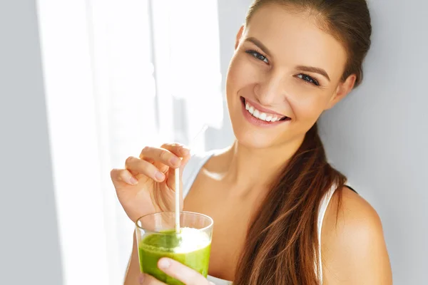 Healthy Food Eating. Woman Drinking Smoothie. Diet. Lifestyle. Nutrition Drink — Stock Photo, Image