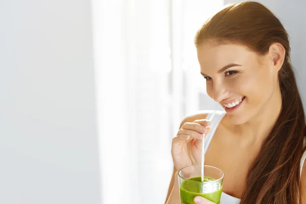 Healthy Food Eating. Woman Drinking Smoothie. Diet. Lifestyle. Nutrition Drink — Stock Photo, Image