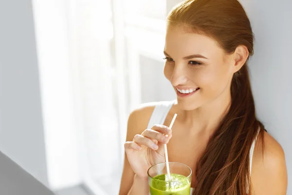 Hälsosam mat att äta. Kvinnan dricka Smoothie. Diet. Livsstil. Nutrition Drink — Stockfoto