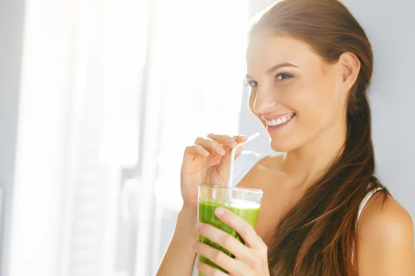 Comida orgânica. Mulher Alimentar Saudável Bebendo Suco de Detox. Estilo de vida. Dieta — Fotografia de Stock