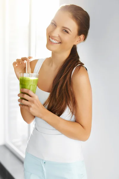 Ekologiska livsmedel. Hälsosamt ätande kvinna dricka Detox Juice. Livsstil. Diet — Stockfoto