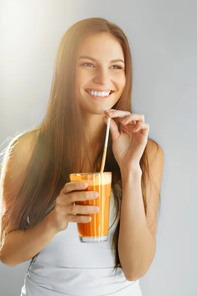 Gezonde levensstijl. Vrouw drinken vers Detox SAP. Voedsel, voeding, dranken. — Stockfoto