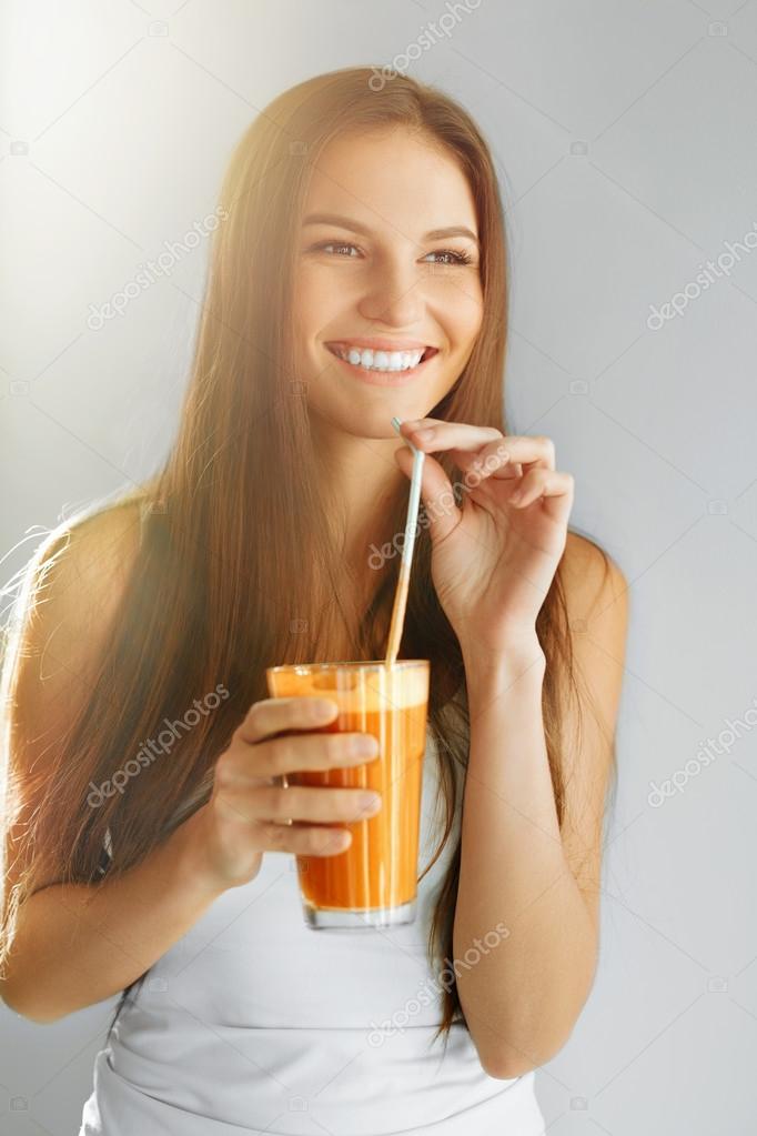 женщины в соку. Mariah taini. наливает сок. человек пьет морс. морс пить женщина.