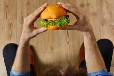Fast Food yeme. Hamburger Holding eller. Bir bakış açısı. Nutrit