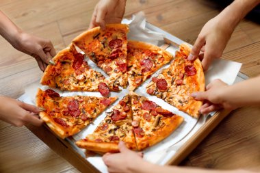 Yemek yeme. Pizza dilimleri alan insanlar. Arkadaşlar boş zaman, hızlı F
