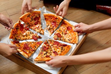 Pizza yemek. Arkadaş grubu pizzayı paylaşıyor. Fast food, Leisure