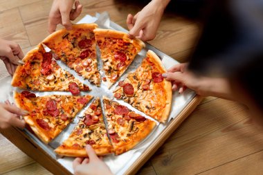 Pizza yemek. Arkadaş grubu pizzayı paylaşıyor. Fast food, Leisure