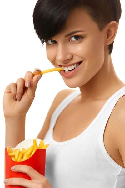 Comer Fast Food. Rapariga a comer batatas fritas. Nutrição. Estilo de vida — Fotografia de Stock