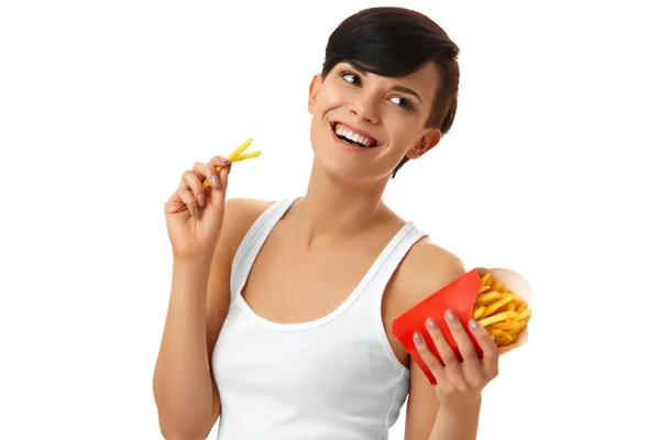 Comida rápida. Chica comiendo papas fritas. Fondo blanco. Conc de alimentos —  Fotos de Stock