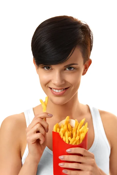 Fast Food. Rapariga a comer batatas fritas. Fundo branco. Comida Conc — Fotografia de Stock