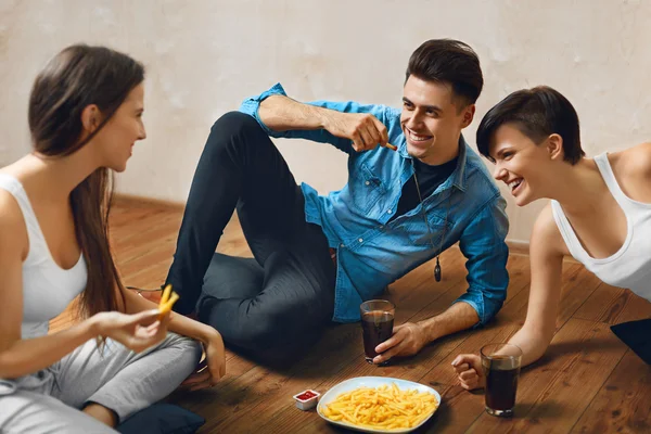 Comer comida. Grupo de amigos comendo fast food, bebendo refrigerante — Fotografia de Stock