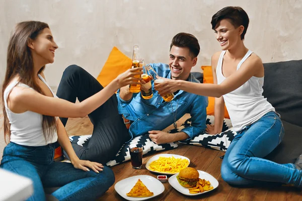 Cheers. People Toasting Beer, Eating Fast Food. Friends. Celebra — Stock Photo, Image