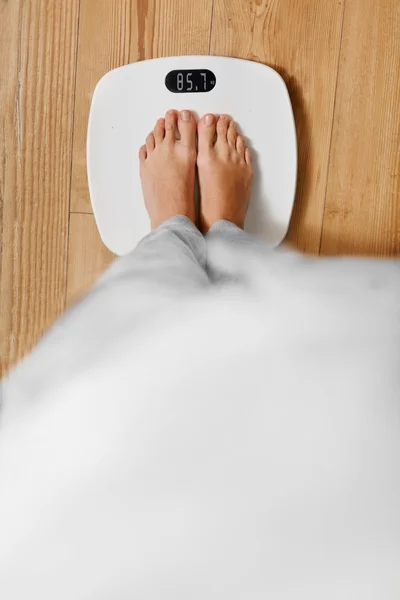 Dieta. Piedi femminili in scala di pesatura. Perdita di peso. Stile di vita sano — Foto Stock