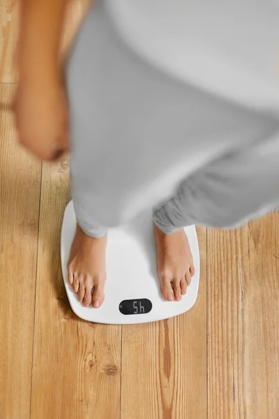 Dieta. Piedi femminili in scala di pesatura. Perdita di peso. Stile di vita sano — Foto Stock