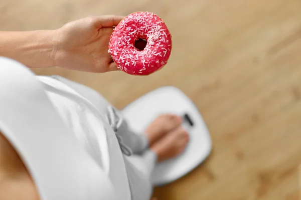 Konsep Diet. Perempuan di Scale Holding Donut. Berat badan turun. Diet — Stok Foto