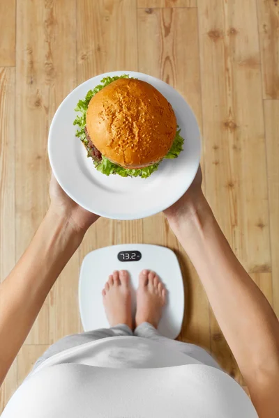 Ernährung, Fast Food. Übergewichtige Frau auf Waage, Hamburger. Junk Food — Stockfoto