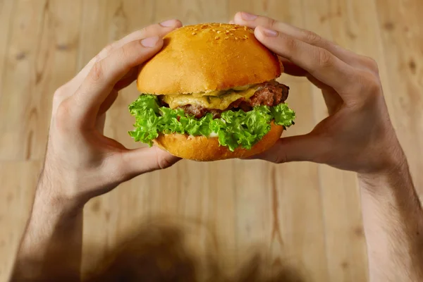 Comer comida rápida. Hands Holding Hamburger. Punto de vista. Nutrit. — Foto de Stock