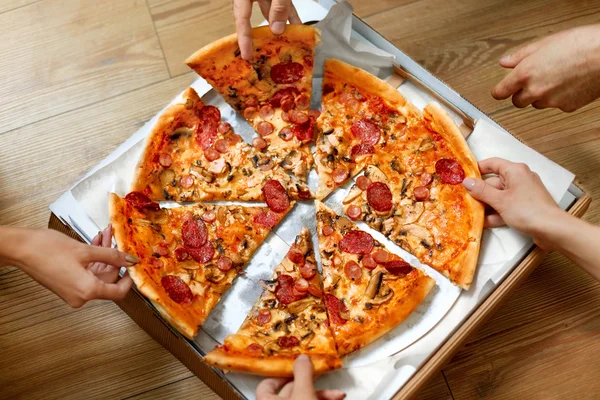 Comer comida. Gente tomando rebanadas de pizza. Amigos Ocio, Rápido F — Foto de Stock