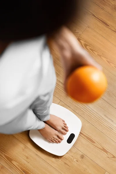 Comer alimentos saludables. Mujer en balanza de pesaje. La pérdida de peso. Dieta . —  Fotos de Stock