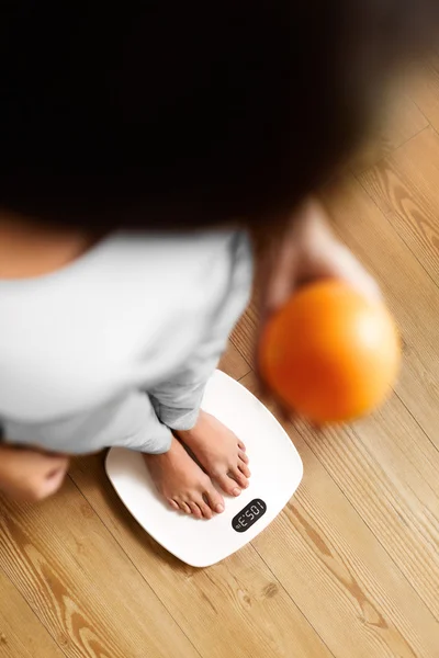 Gesunde Ernährung. Frau auf der Waage. Gewichtsverlust. Ernährung. — Stockfoto