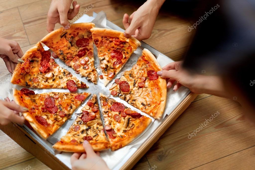 Кусок пиццы в руке. Итальянская пицца. Стоит ли покупать пиццу. Пицца из брынзы. Блондинка с пиццей.