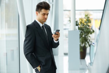 Cep telefonu kullanan bir iş adamı.